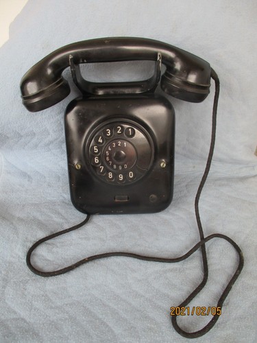 Altes wandtelefon aus metall - wandtelefon,