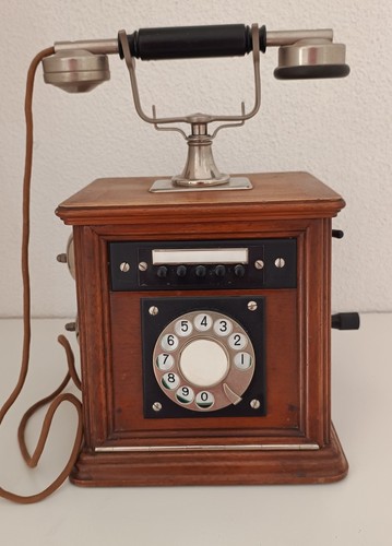 Antikes telefon aus - aus, holz