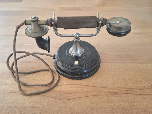 Sehr altes telefon von - altes,
